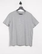 Nike - Grå T-shirt med tredobbelt Swoosh og rhinsten