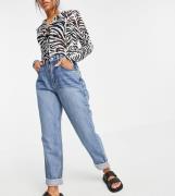 ASOS DESIGN Petite - Mellemvaskede løstsiddende mom-jeans med høj talje-Blå