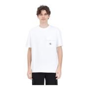 Hvid T-shirt med struktureret mønster og logo knap