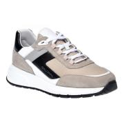 Sneaker in beige, white and black suede