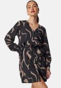 Object Collectors Item Objjacira L/S V-NECK SHORT DRESS Black/AOP Desert Taupe 40