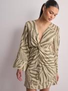 JdY - Langærmede kjoler - Tapioca Mermaid Zebra - Jdycamille L/S Knot Dress Wvn - Kjoler - Long sleeved dresses