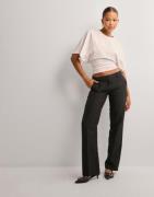 Nelly - Sort - Low Waist Straight Leg Pants