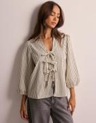 Vero Moda - Beige - Vmmalou 3/4 V-Neck Shirt Wvn Btq