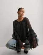 Nelly - Sort - Flounce Sleeve Blouse