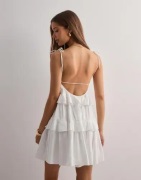 Nelly - Hvid - Volume Flounce Dress