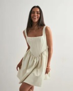 Malina - Hvid - Livia Drop Waist Mini Dress