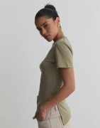 Nelly - Grøn - Asymmetric Tee