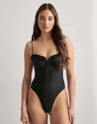 Nelly - Sort - Ruffle Swimsuit