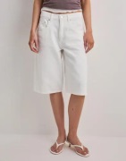 Nelly - Hvid - Buckle Long Jeans Shorts