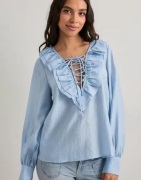 Neo Noir - Blå - Katarina Crepe Ruffle Blouse